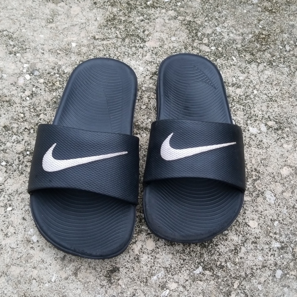 Boys preschool size 13c nike slides. EUC